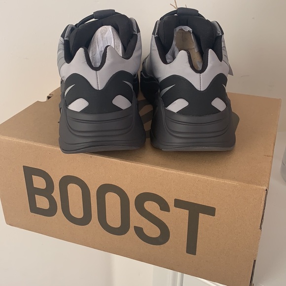 Yeezy 700 boost 🔥🔥🔥🔥🔥 - Picture 4 of 7